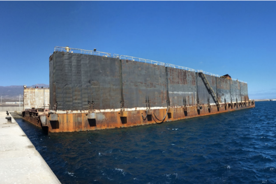 Dique flotante de Palumbo en deterioro, ya retirado, en el puerto de Granadilla./ Spanishports.es