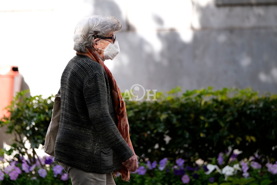Mujer pensionista pasea por Santa Cruz de Tenerife. / Jacfotógrafo