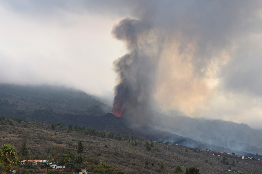 El volcán de La Palma en erupción. / Miguel Calero 