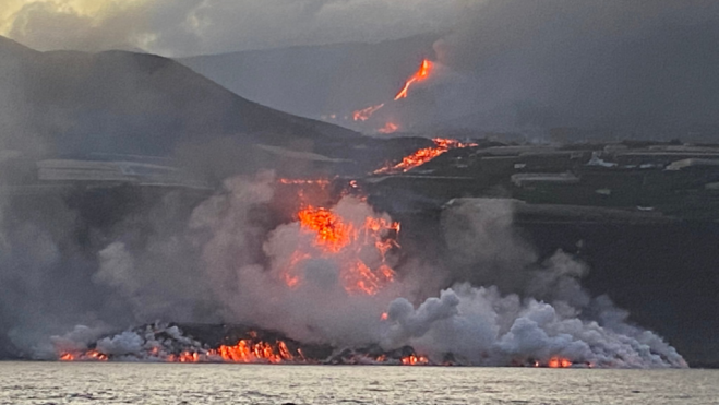 La lava llegando al mar por la costa de Tazacorte / Instituto Geológico y Minero de España
