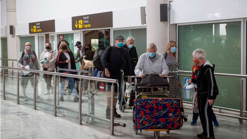 Turistas, entre ellos británicos, llegan a Canarias. / EFE