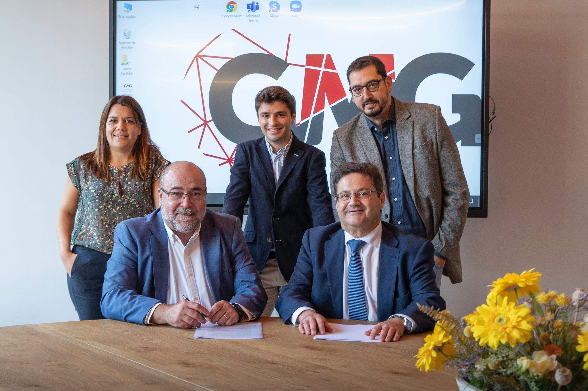 Imagen de la firma de la alianza empresarial entre Atlántico Hoy y Global Media Group. De izquierda a derecha, Laura Jiménez, Rafael Clavijo e Igor Marín. Sentados, Xavier Salvador y Corviniano Clavijo / FOTO: LENA PRIETO