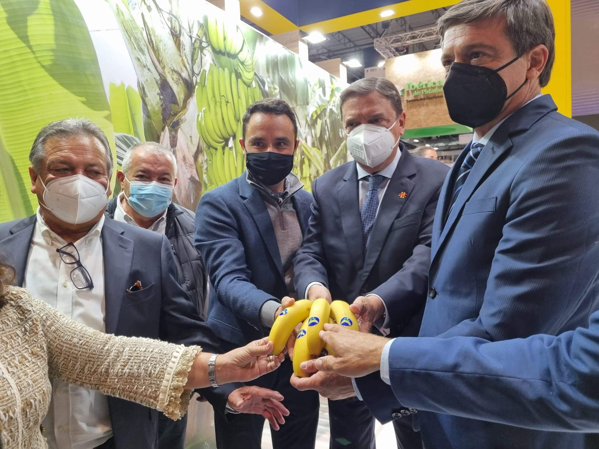 El ministro Luis Planas en el Stand Plátano de Canarias de la feria Fruit Attraction 2021. / Cedida