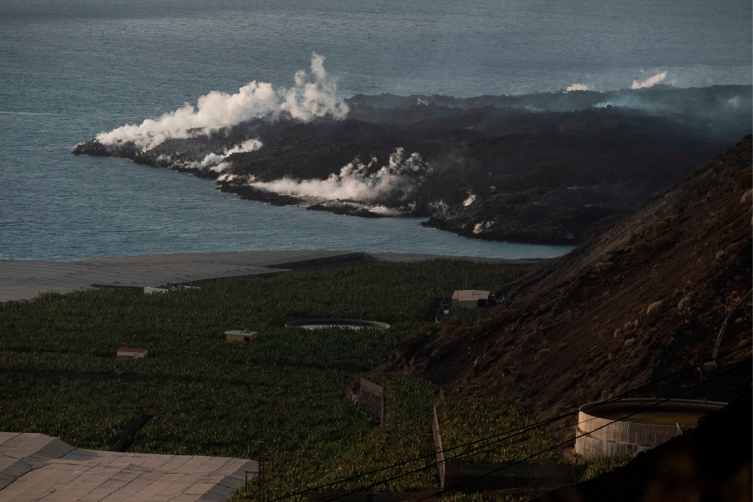Imagen de las coladas del volcán de La Palma llegando al mar. / Carlos de Saá (EFE) ARCHIVO