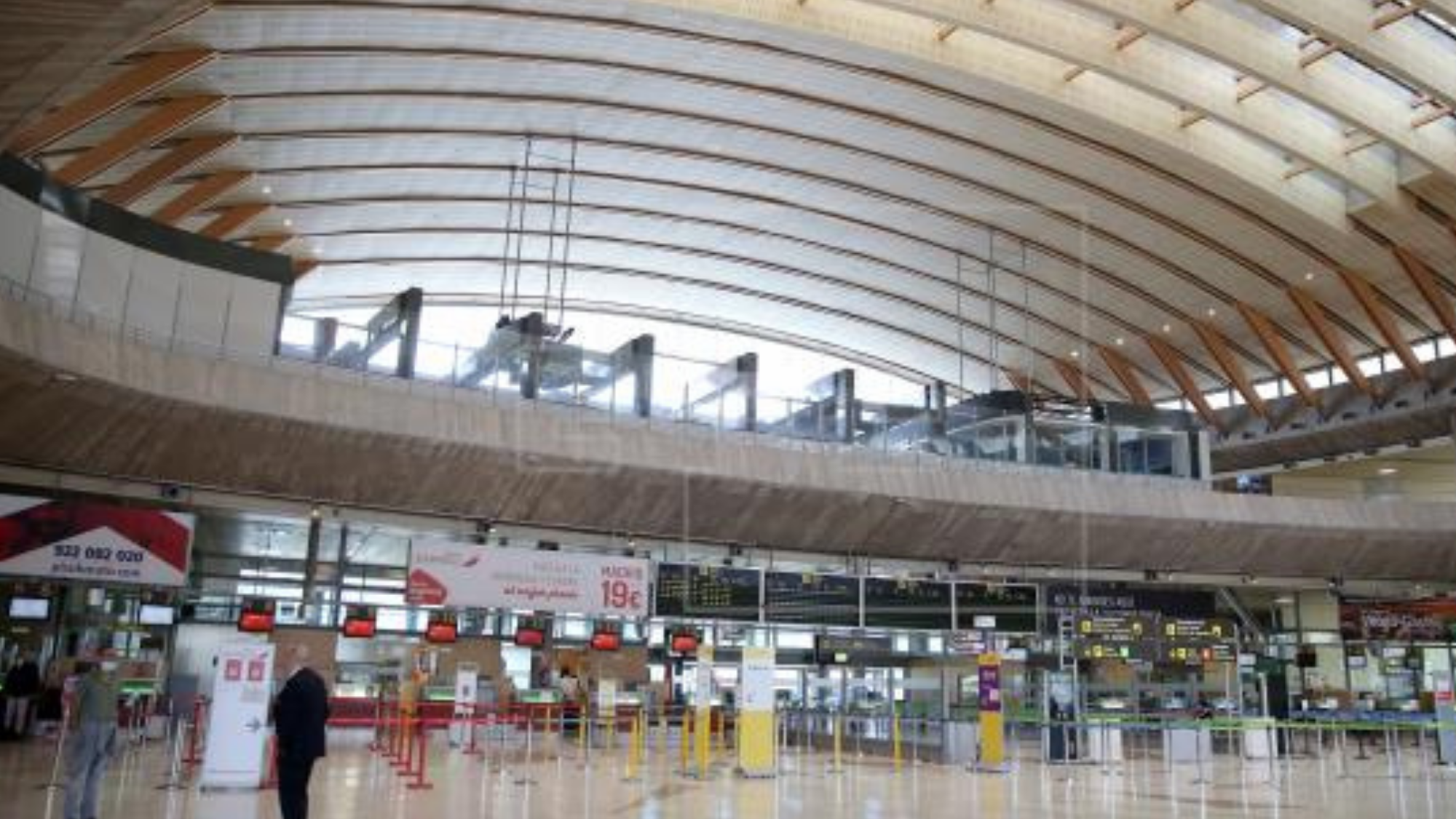 Primeros problemas de la jornada en conexiones con La Palma. / EFE