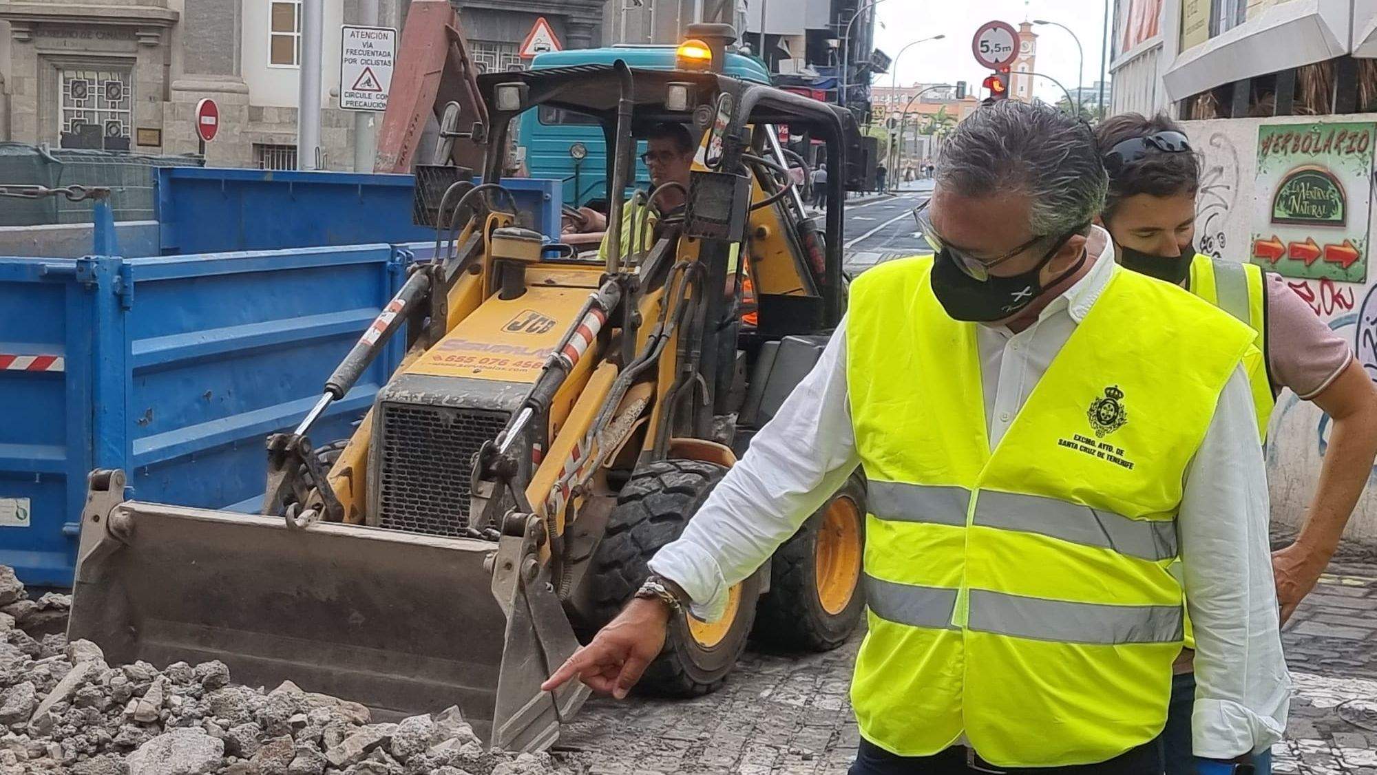 El concejal de Obras de Santa Cruz de Tenerife, Dámaso Arteaga, visita los trabajos en la calle Imeldo Serís. / Cedida