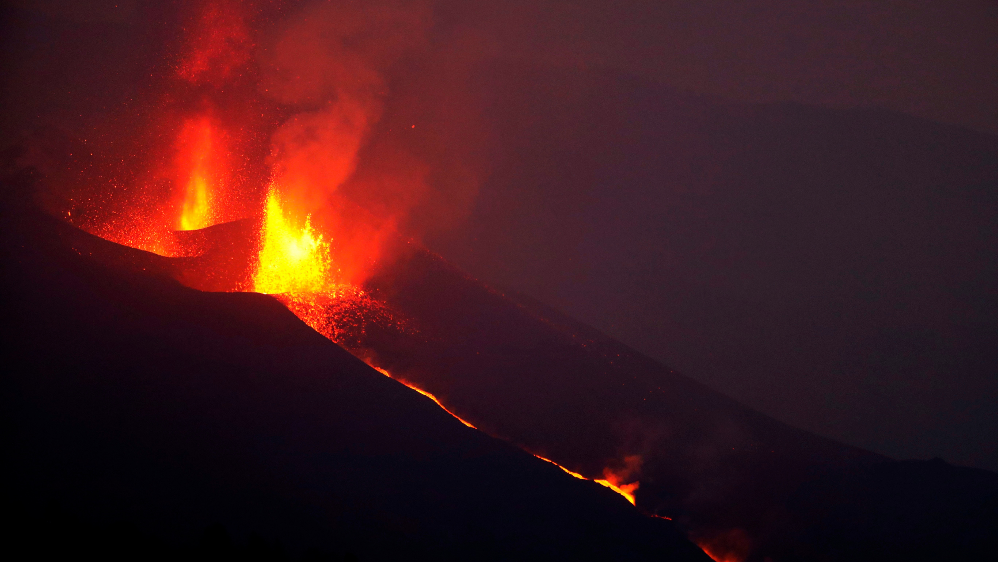 La colada de lava llegó a la zona industrial provocando el confinamiento de los vecinos cercanos debido a los gases./ Elvira Urquijo (EFE)