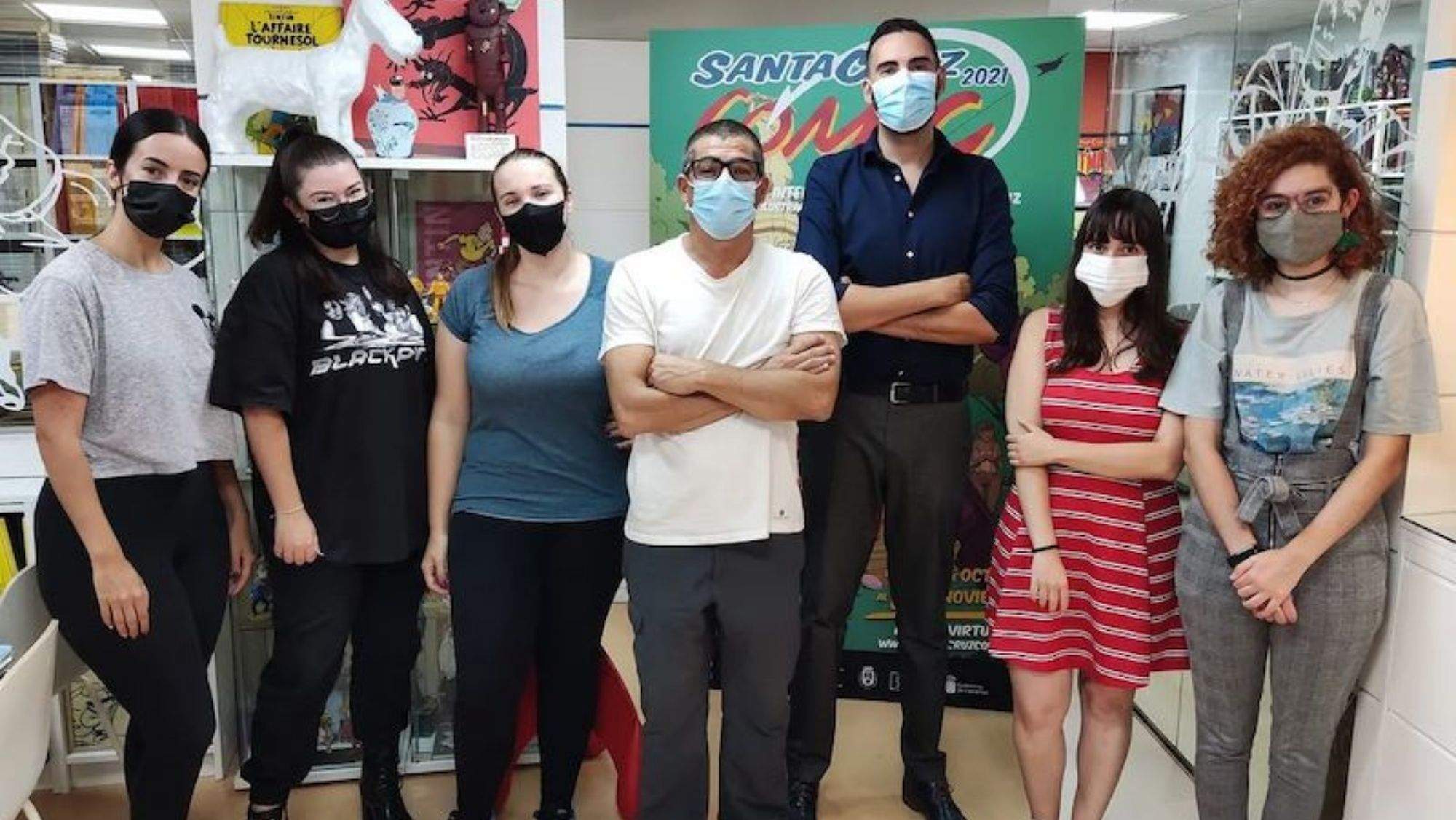 Lucas Morales -tercero por la derecha- junto a voluntarios del Salón del Cómic. / Fundación Cine+Cómics