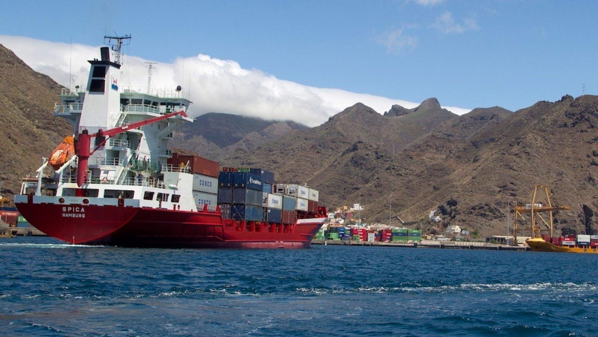 Un buque de mercancías en la costa de Santa Cruz de Tenerife./