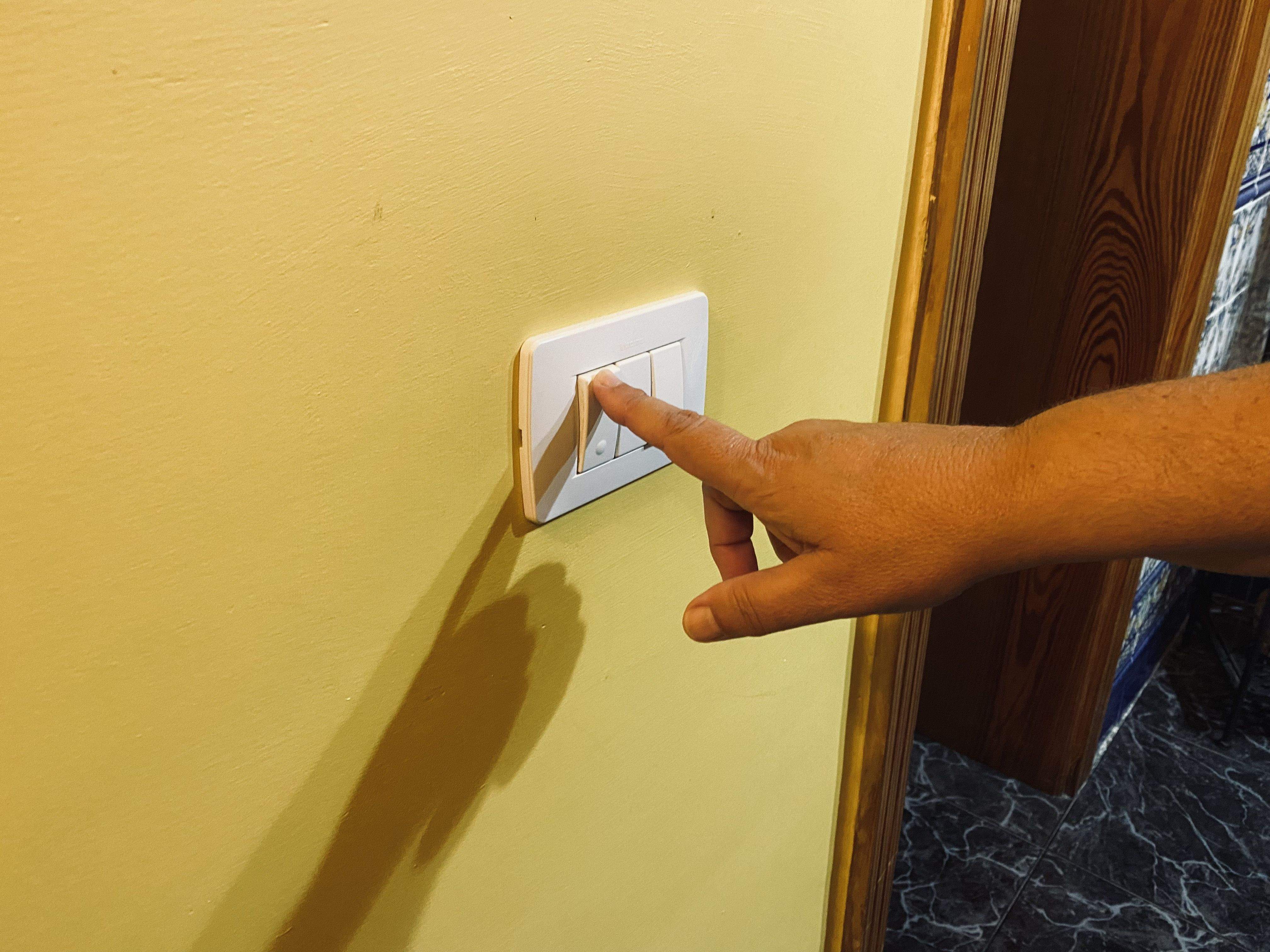 Una persona encendiendo la luz de su casa generando demanda eléctrica. / Atlántico Hoy 