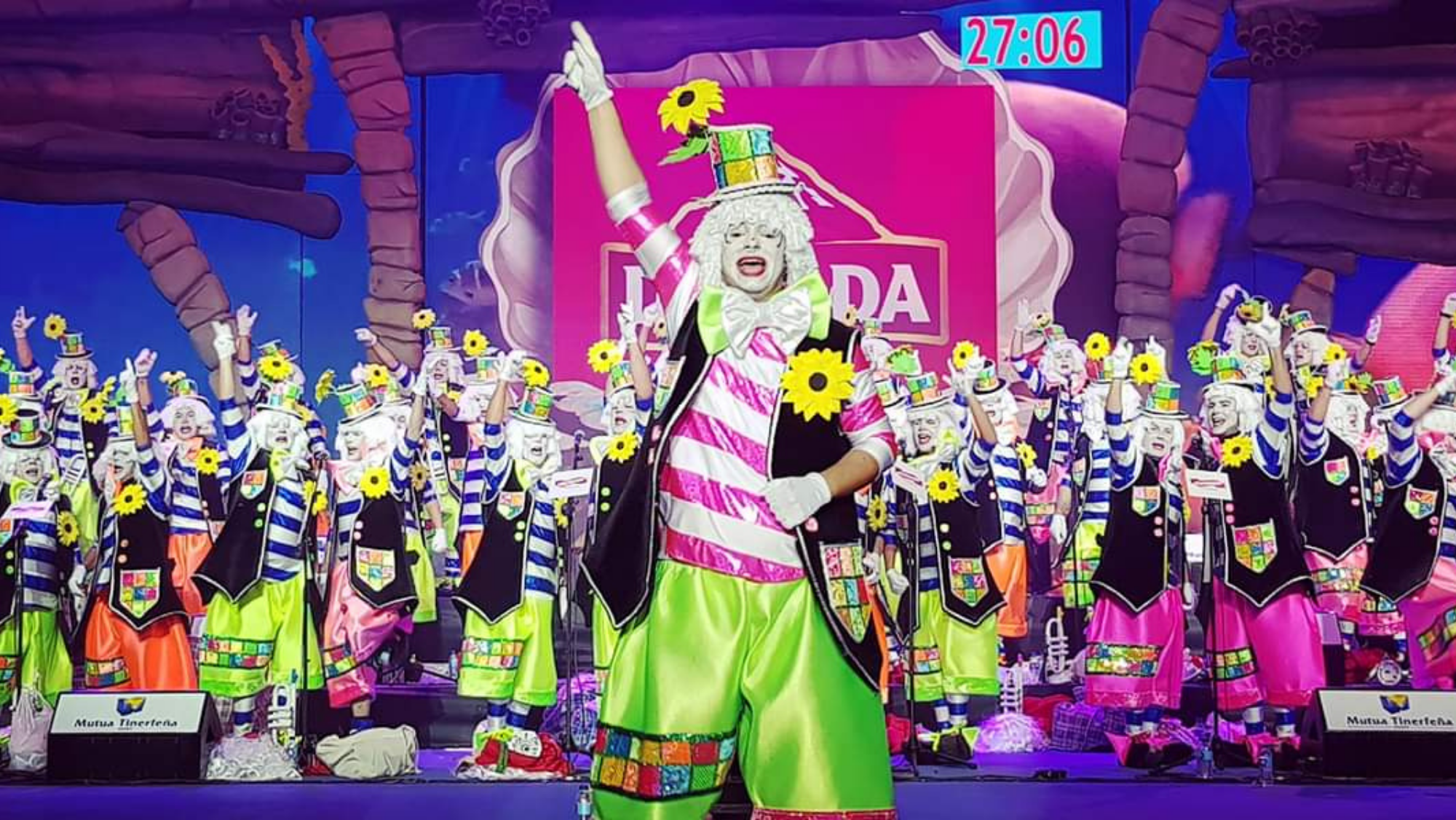 José Miguel Otero dirigiendo a la murga Triqui Traques. / Cedida