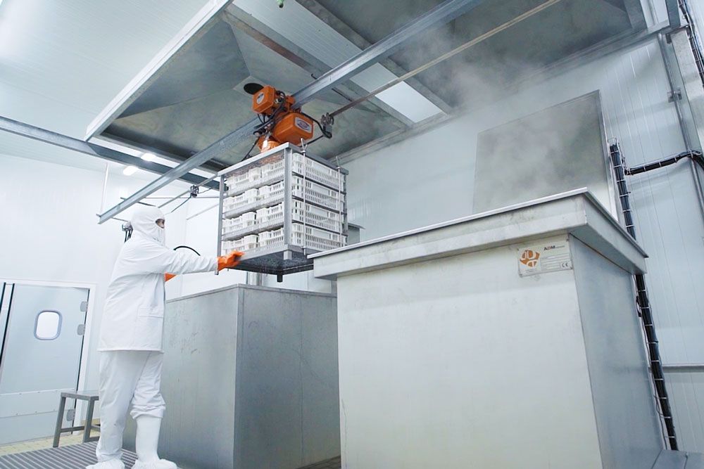 Operario en un cocedero de la fábrica de Unión Martín./ Unión Martín.