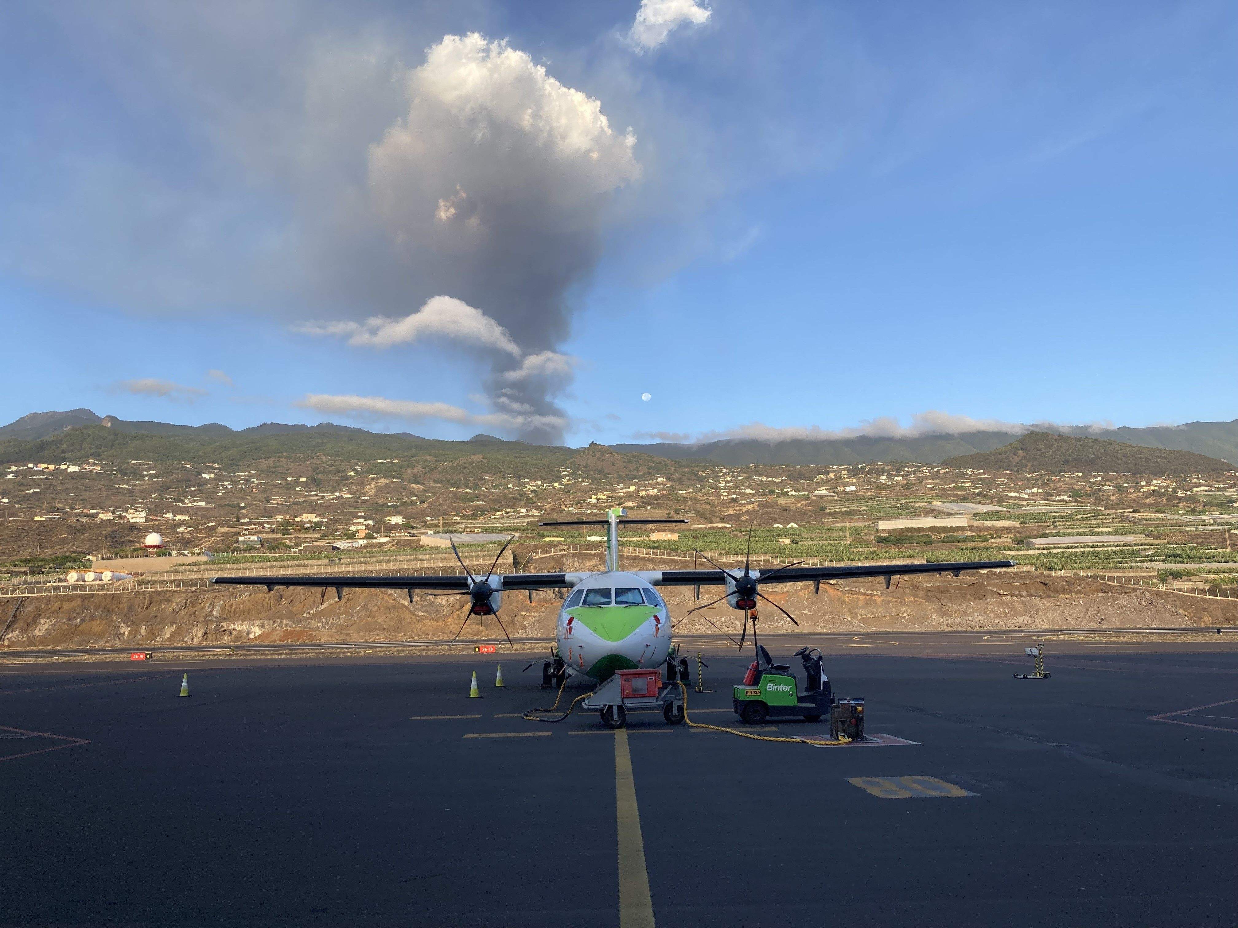 Avión de la compañía Binter en el aeropuerto canario de La Palma. / Europa Press 
