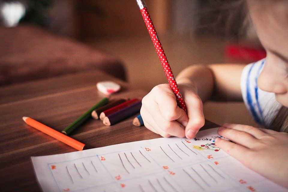 Imagen de un niño haciendo la tarea. / Pixabay