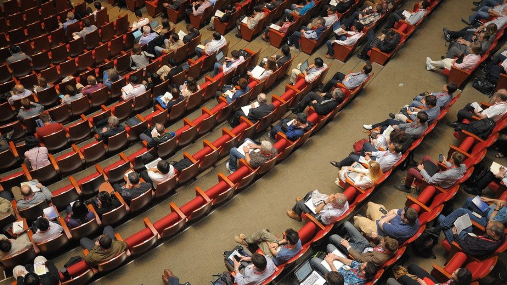 Grupo de personas asistiendo a un evento. / Pixabay