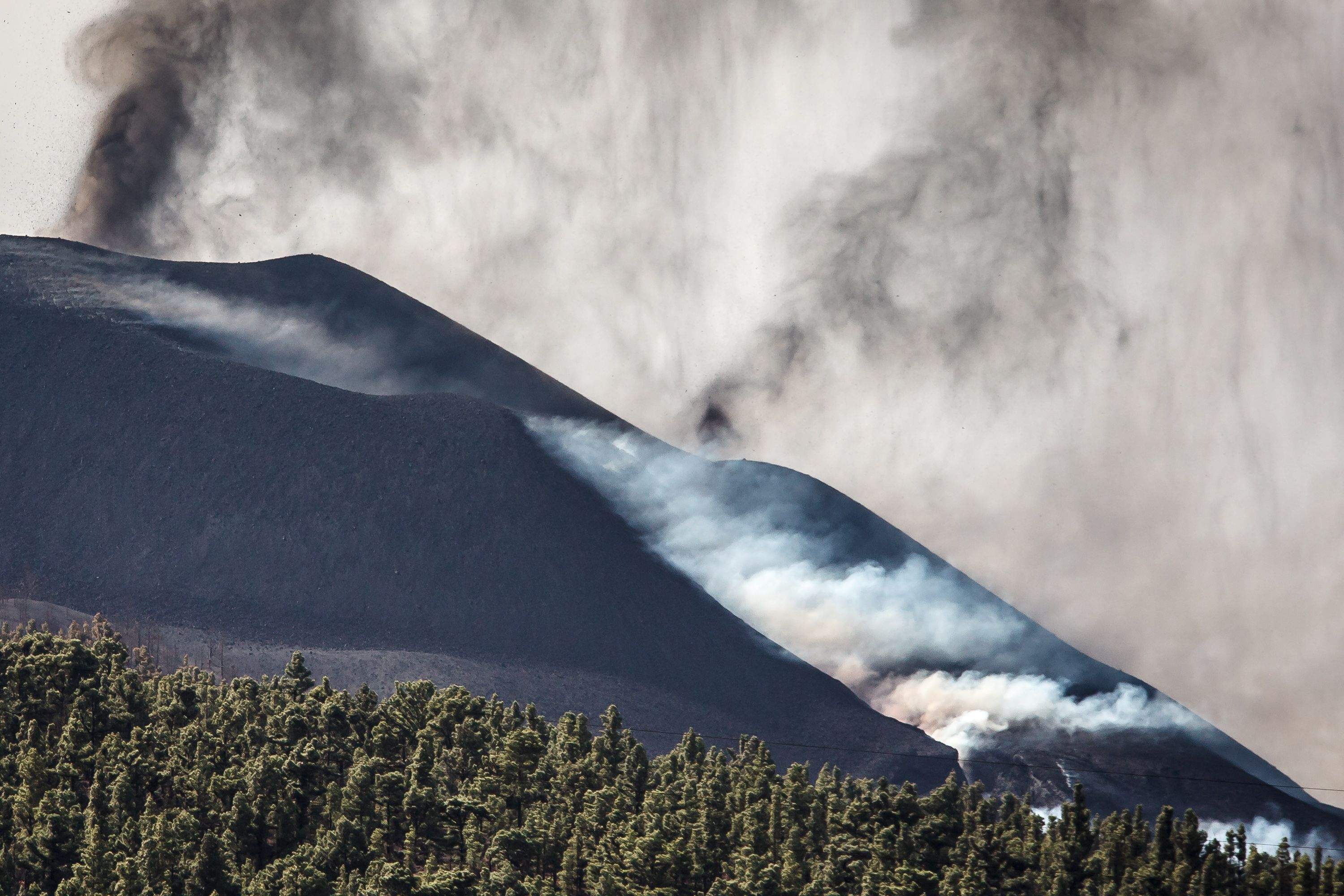 Volcán de La Palma emitiendo lava y cenizas. / Europa Press