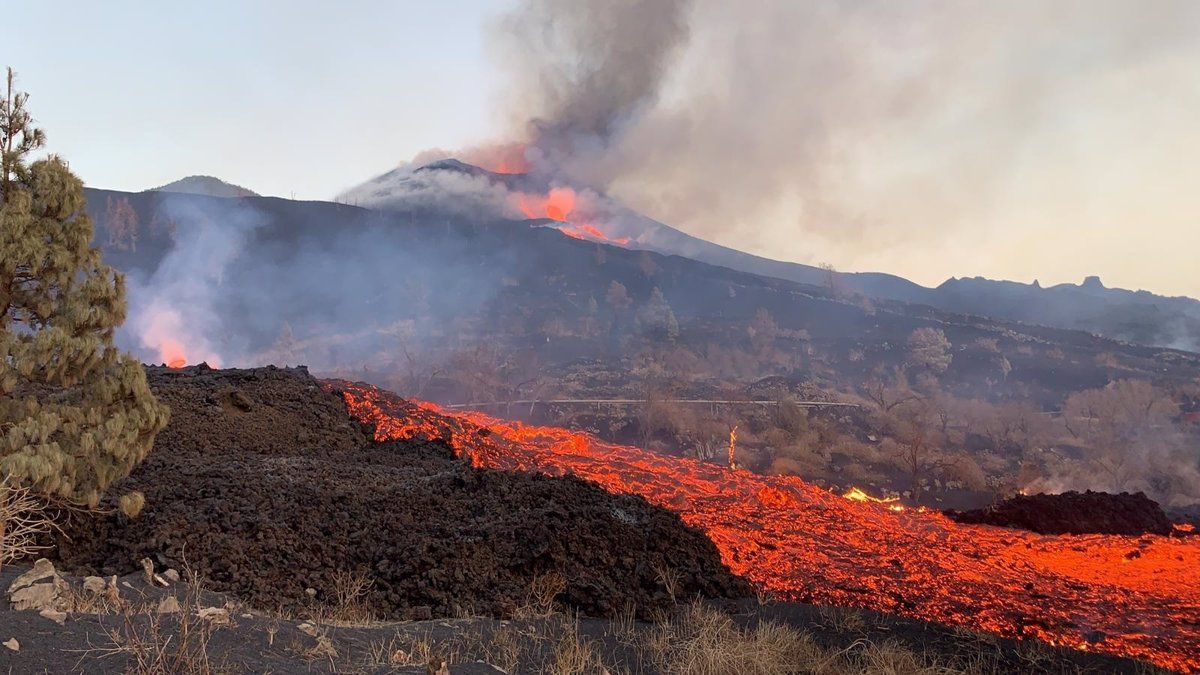 La colada de lava avanzando hasta la costa tras la erupción. / Europa Press 