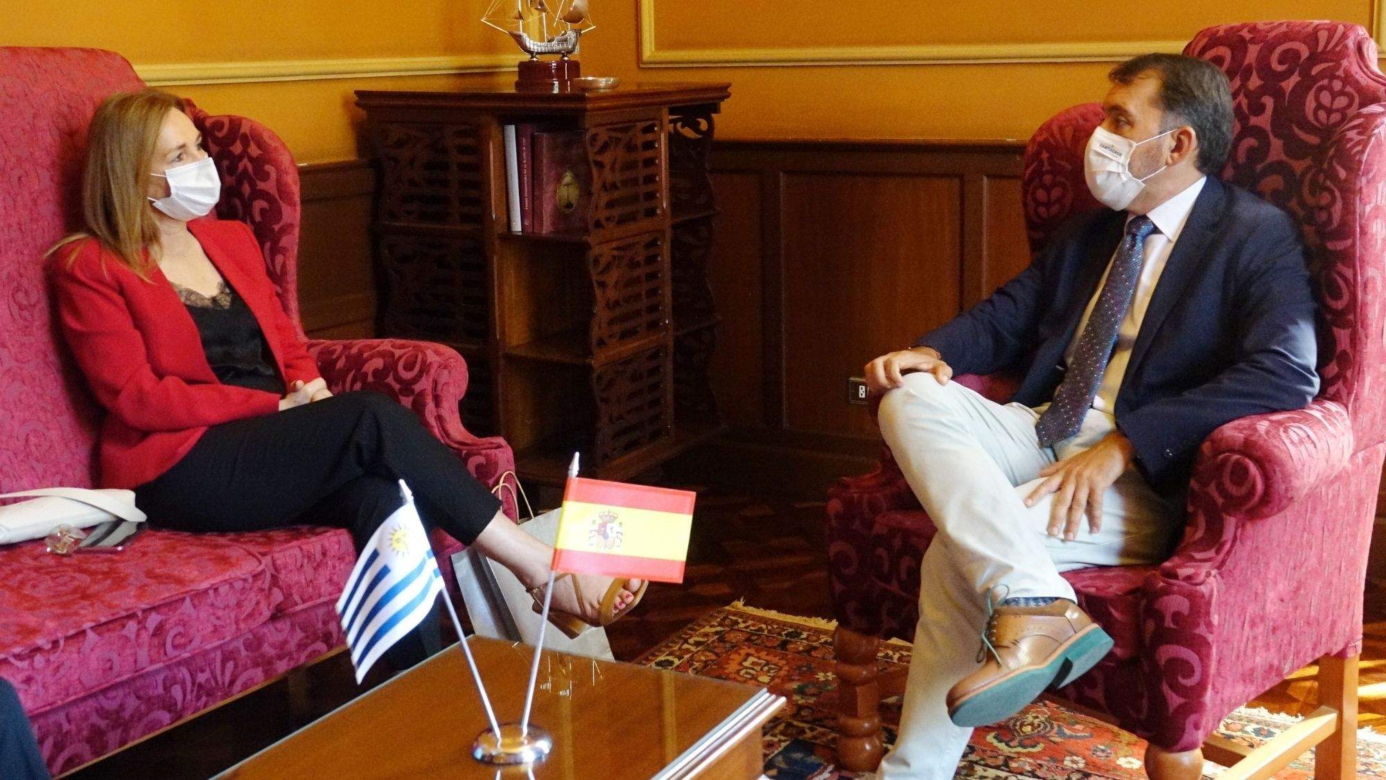 El alcalde de Santa Cruz de Tenerife, José Manuel Bermúdez, conversa con la embajadora de Uruguay en España, Ana Teresa Ayala. / Cedida