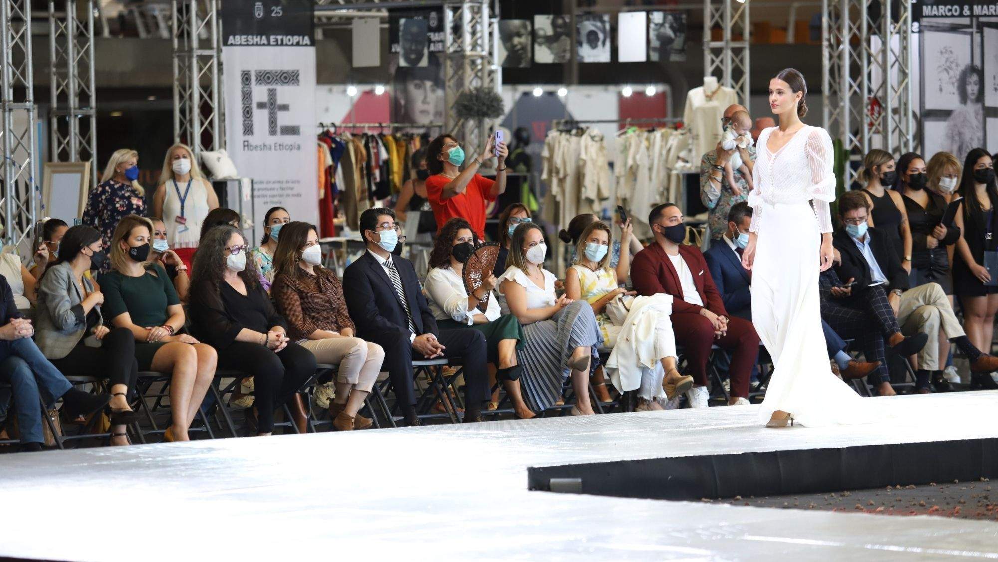 El presidente del Cabildo de Tenerife, Pedro Martín, y más representación institucional, disfrutan de un pase de moda en Feboda y Feria de la Moda. / Cedida