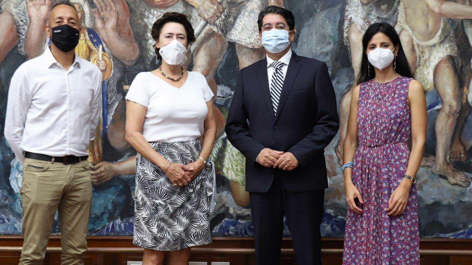 Pedro Martín recibe a la embajadora de España en Hungría, Anunciada Fernández, y la consejera de Turismo de España en Austria, Rocío Martín, para hablar de las conexiones aéreas con Tenerife / Cedida