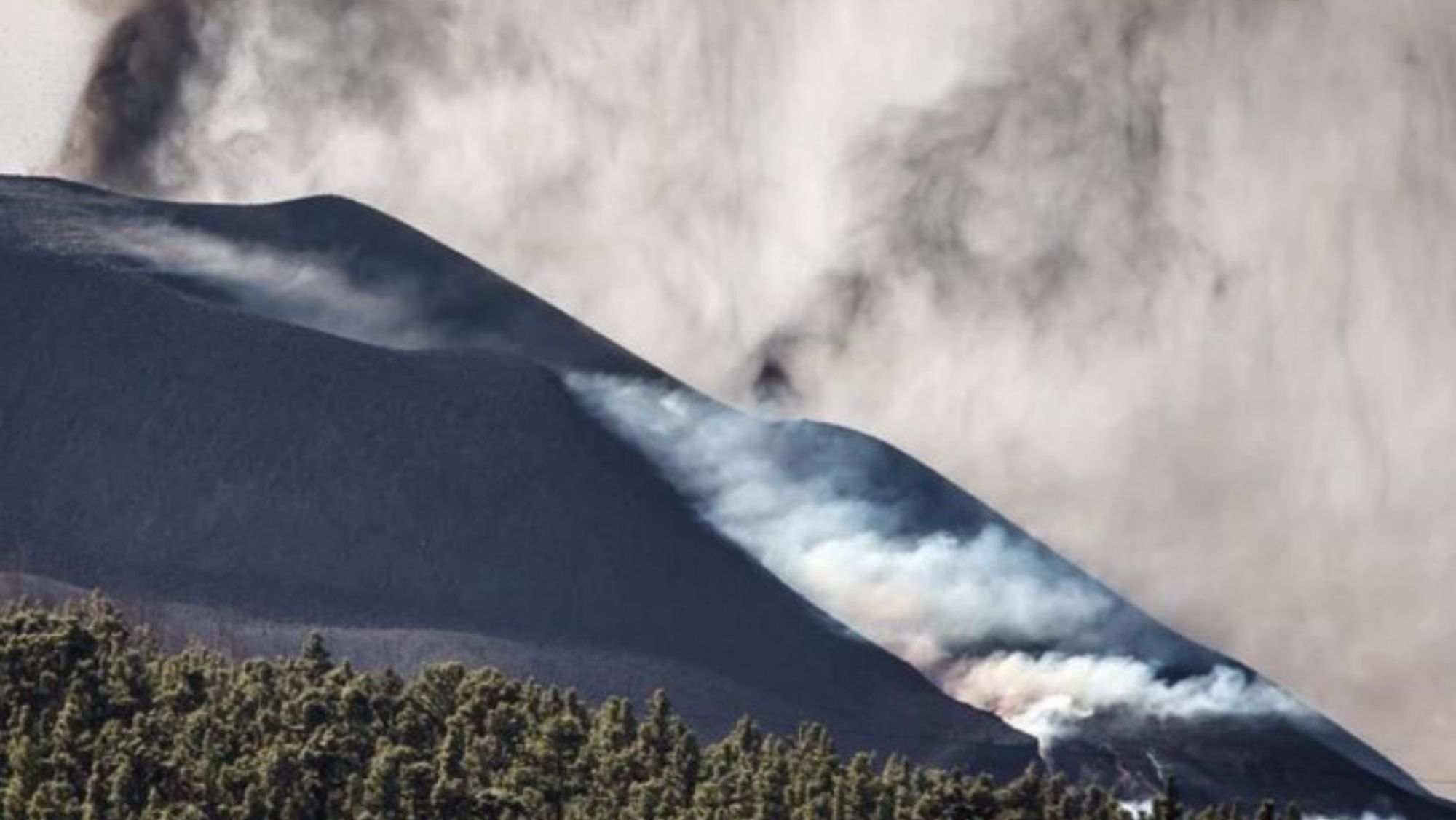 Nubes de cenizas sobre el volcán de Cumbre Vieja. / Europa Press