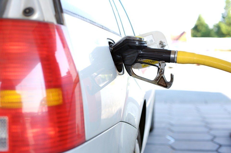 Cliente repostando gasolina en su coche. / Pixabay