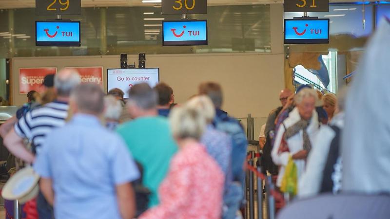 Pasajeros esperan a facturar en un aeropuerto canario con el certificado COVID. / EP