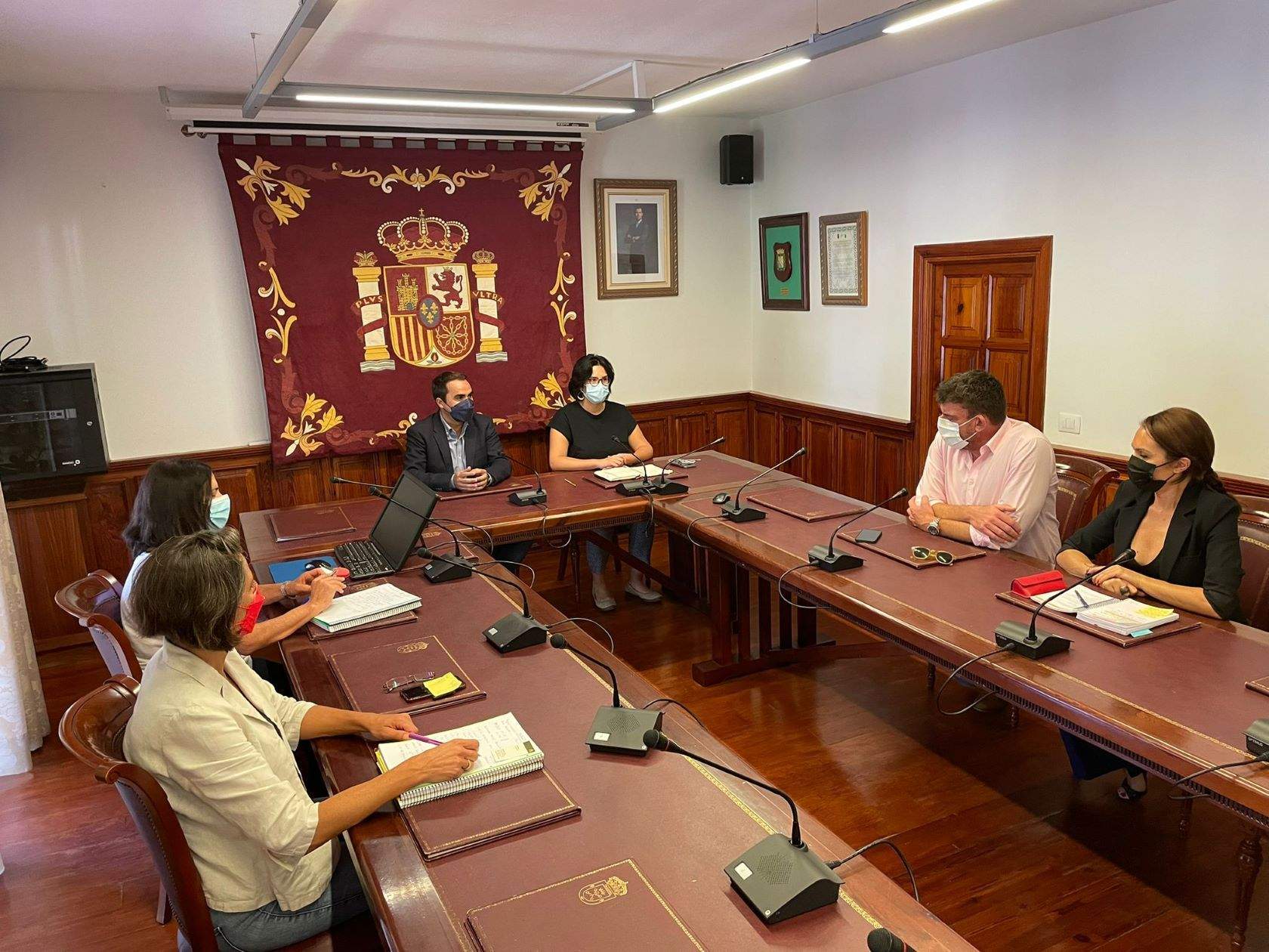 Reunión entre el Ayuntamiento de Tacoronte y propietarios de la franquicia de McDonald's en Tenerife. / Cedida