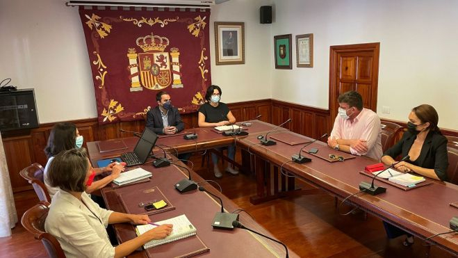 Reunión entre el Ayuntamiento de Tacoronte y propietarios de la franquicia de McDonald's en Tenerife. / Cedida