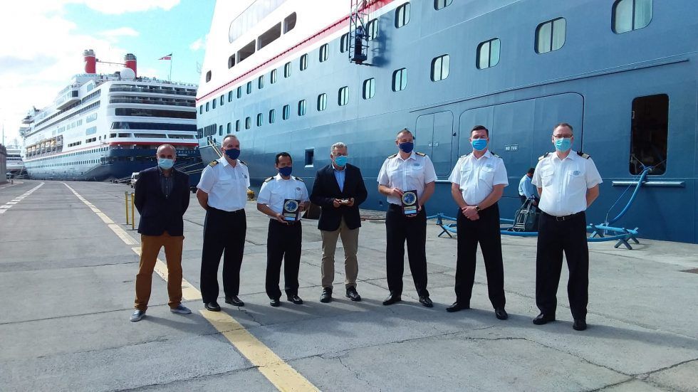 El presidente de Puertos de Tenerife, Carlos González, junto a tripulación de cruceros atracados en Santa Cruz. / Puertos de Tenerife