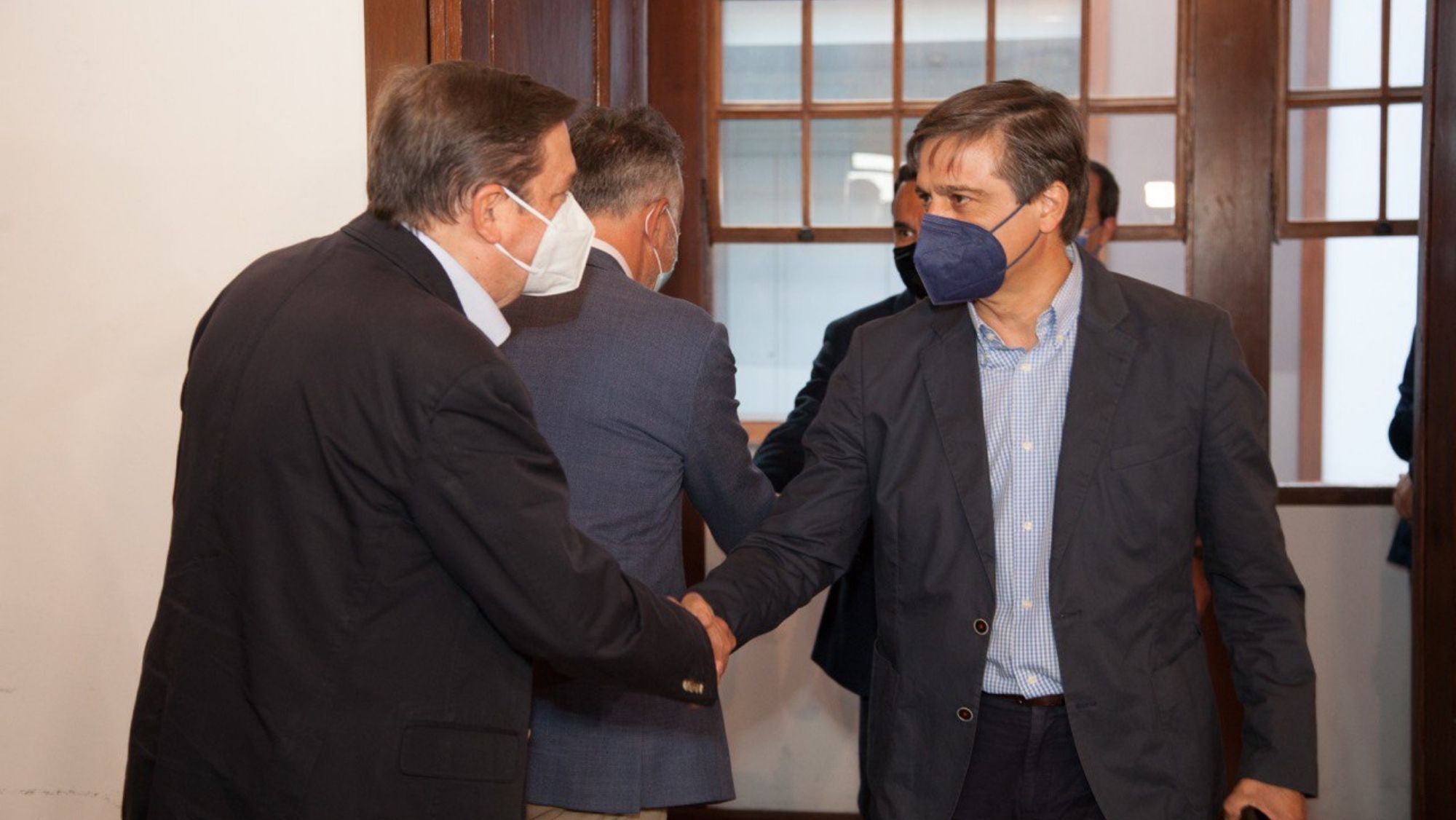 El ministro de Agricultura, Luis Planas y el presidente de Asprocan, Domingo Martín, se saludan. / Cedida