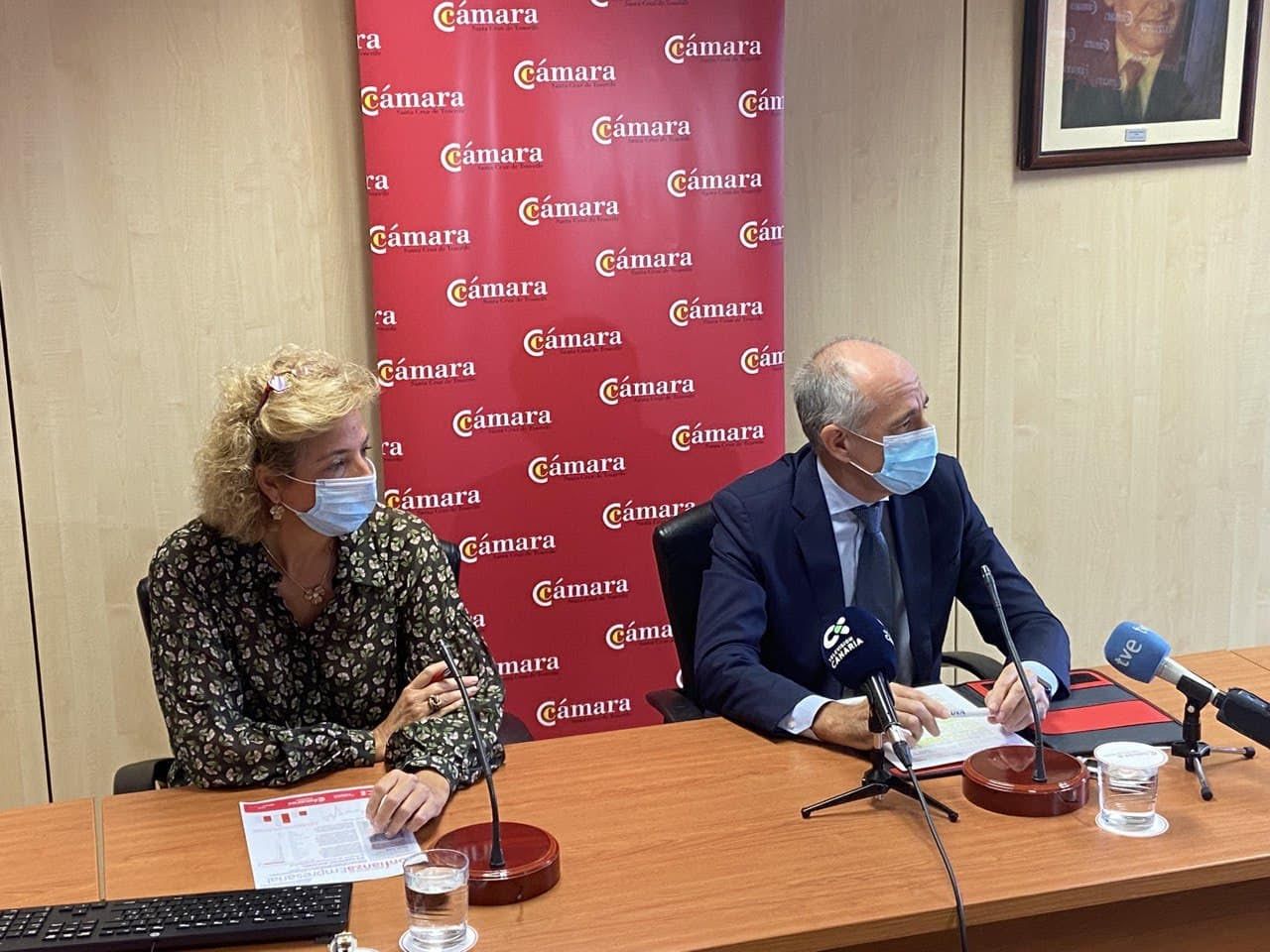 La directora general de la Cámara de Santa Cruz de Tenerife, Lola Pérez, y el presidente de la Cámara Santiago Sesé./ Cedida.