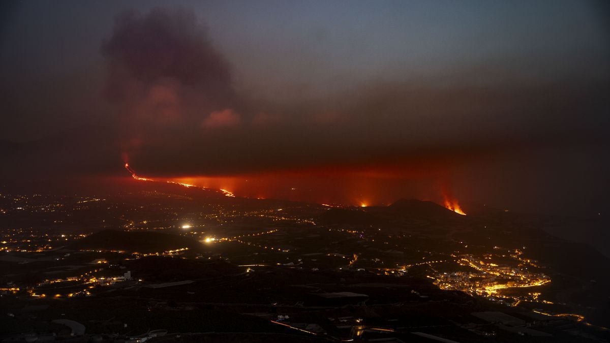 La colada de lava causada por la erupción volcánica cubre los núcleos aledaños en La Palma. / Europa Press
