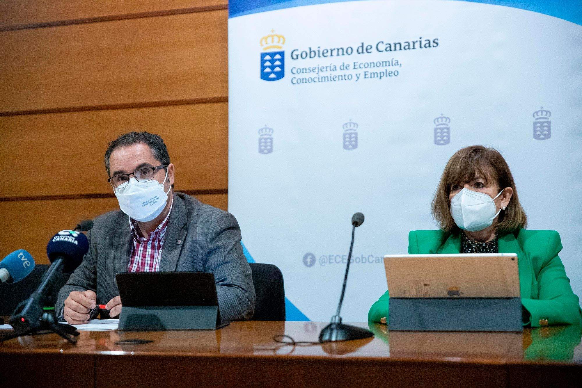 El viceconsejero de Empleo, Gustavo Santana, junto a la directora del SCE, Dunnia Rodríguez. / Gobierno de Canarias (EPA)