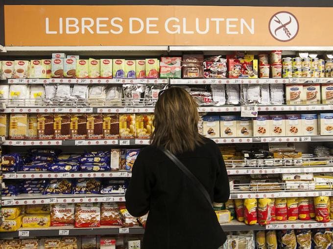 Una persona realiza una compra en un supermercado de Canarias./ Archivo