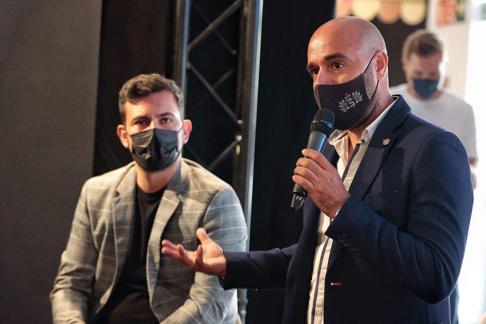 Carlos Santos (izquierda) presentando el escenario del Carnaval de 2022 de Santa Cruz de Tenerife