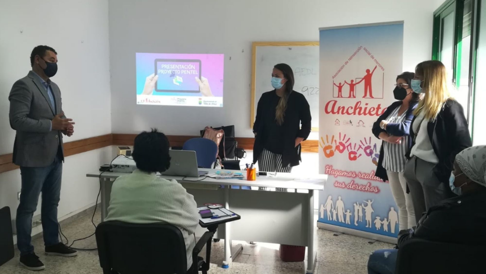 Reunión para la firma de un proyecto de la Asociación de Reinserción Social de Menores Anchieta. / Facebook de la Asociación