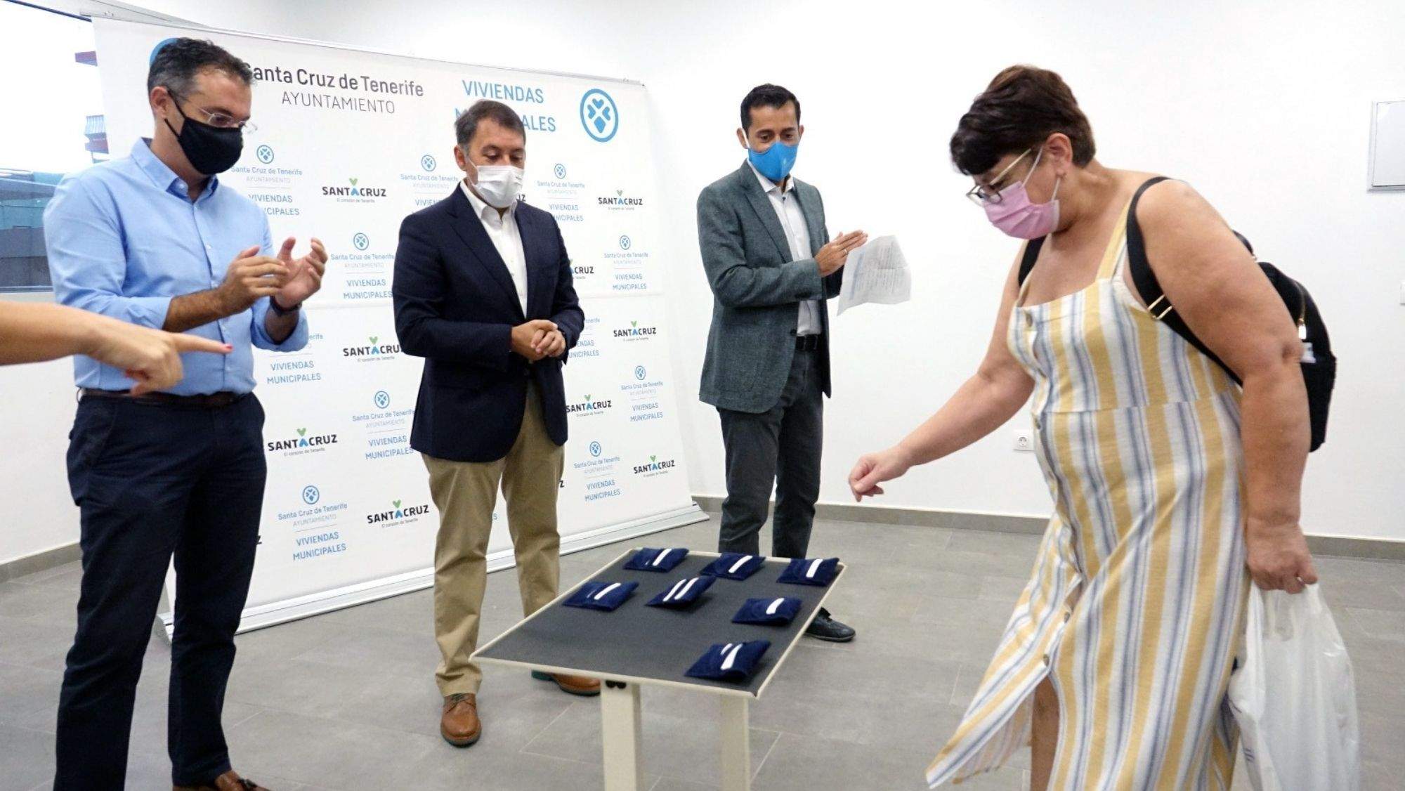 Los concejales Carlos Tarife y Juan José Martínez flanquean al alcalde José Manuel Bermúdez en la entrega de las llaves de las 115 viviendas de La Candelaria. / @BermudezSCT