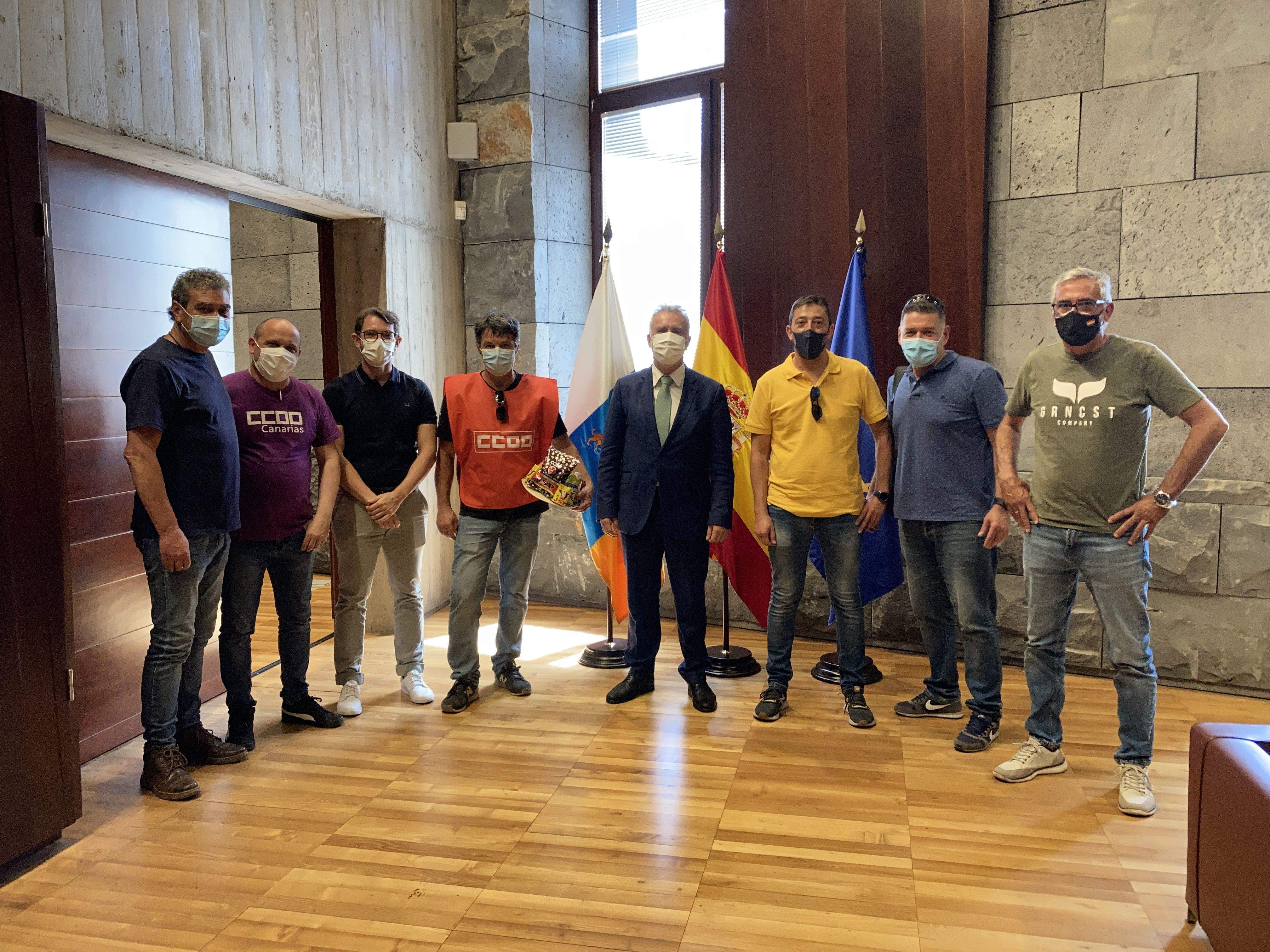 Ángel Yáñez y otros trabajadores de JSP en una pasada reunión con Ángel Víctor Torres./ Gobierno de Canarias.