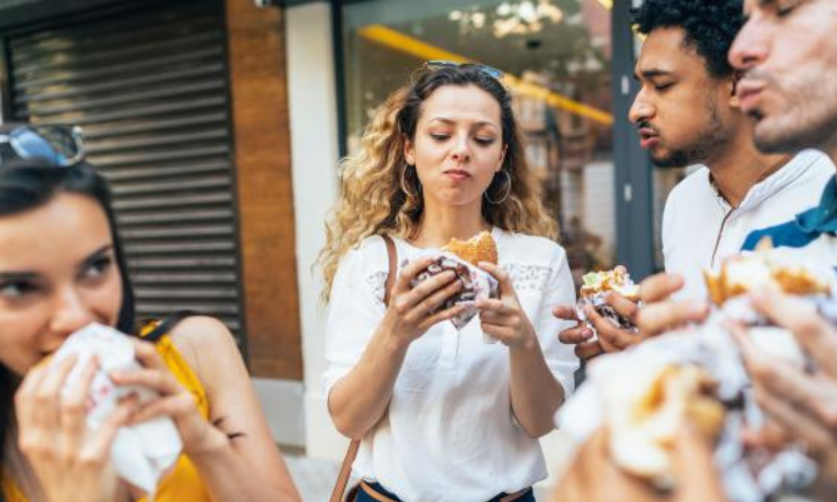 Un grupo jóvenes comiendo hamburguesas de un local de comida rápida. / Pixabay 