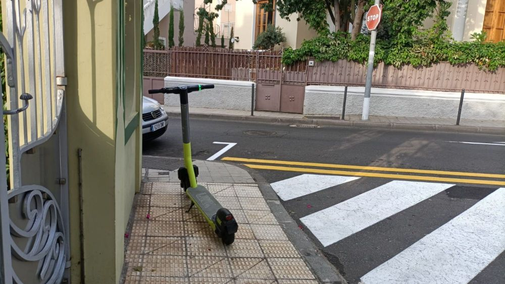 Un patinete eléctrico mal aparcado en una acera de Santa Cruz de Tenerife. / Cedida