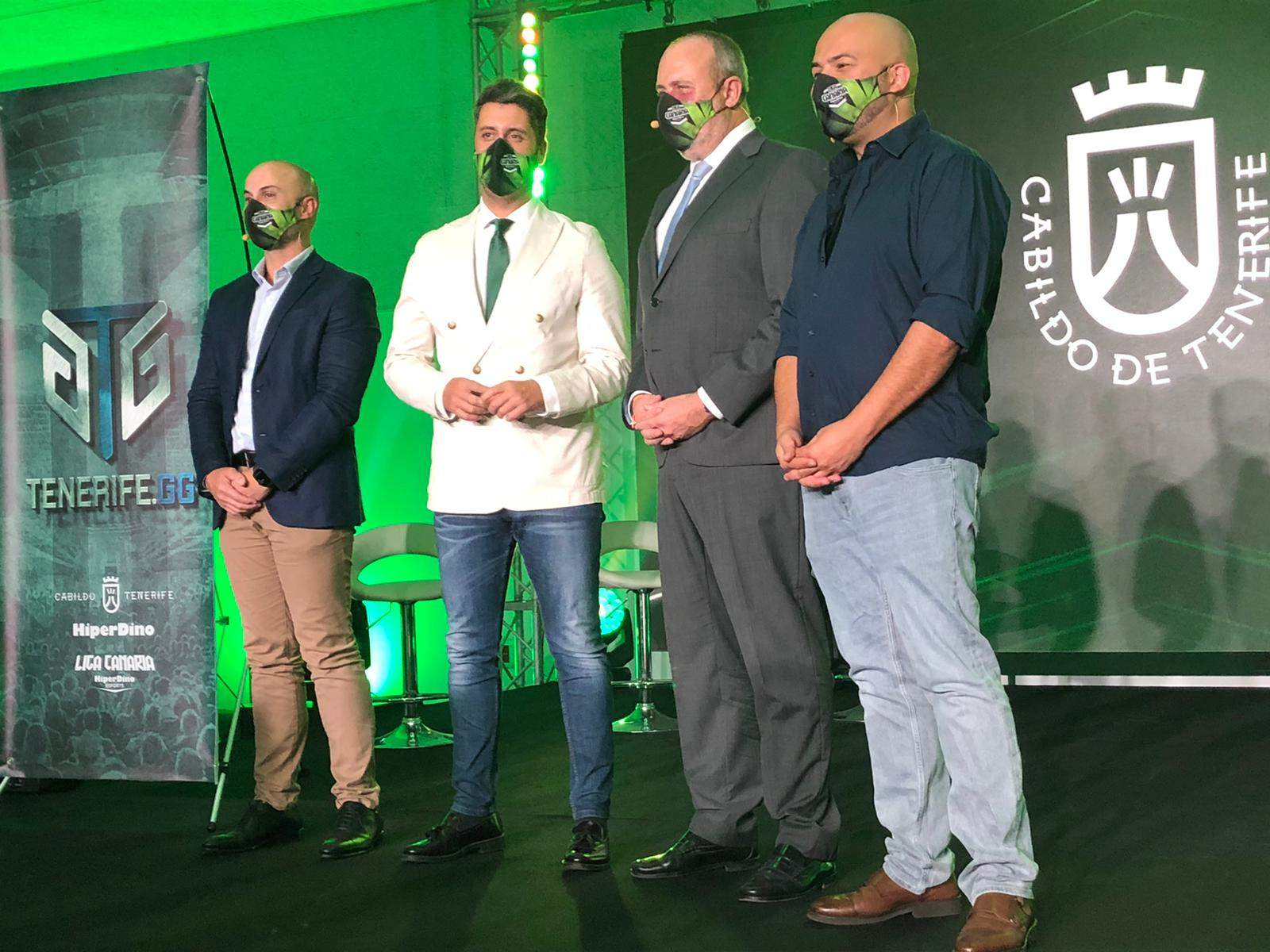 De izquierda a derecha, el director de Marketing y Comunicación de HiperDino, Carlos GarcíaEl vicepresidente primero y consejero de Innovación, Enrique Arriaga;  ; y el CEO de la Liga Canaria de Esports HiperDino, Antonio Cabrera