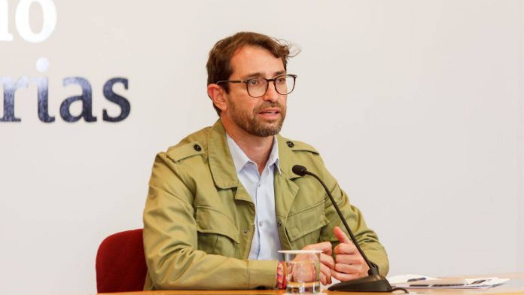 El exviceconsejero de Presidencia del Gobierno de Canarias, Antonio Olivera, en rueda de prensa. / Cedida