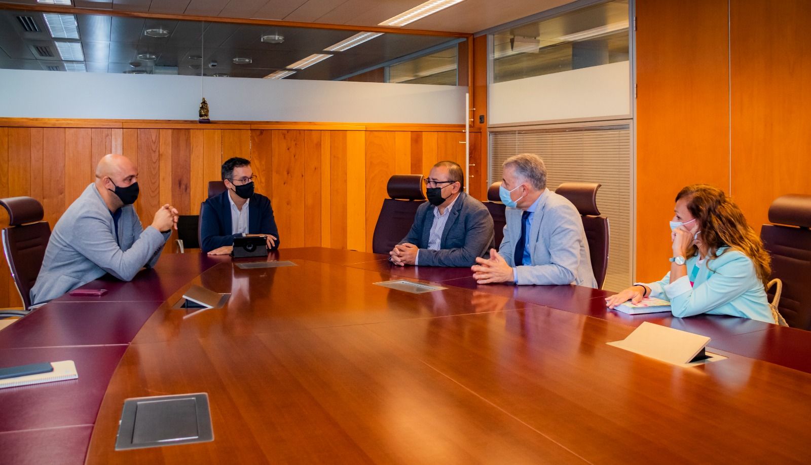 Reunión entre el Ayuntamiento de Santa Cruz y Femete. / Cedida