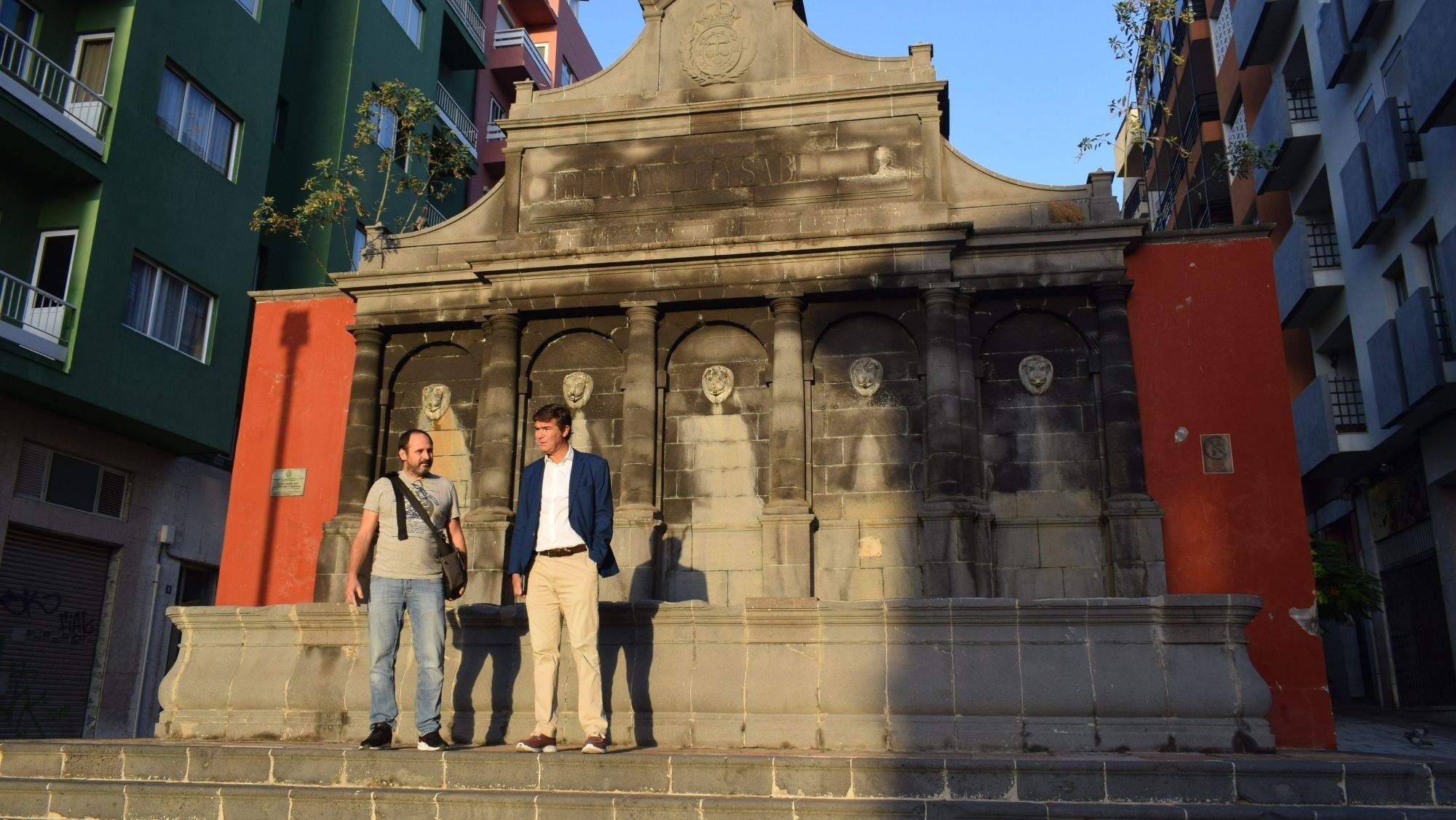 Raúl Jimenéz, director de 'Crónicas de los toscales' y el concejal responsable del distrito Centro-Ifara, Guillermo Díaz Guerra. / Cedida Raúl Jimenéz, director de 'Crónicas de los toscales' y el concejal responsable del distrito Centro-Ifara, Guillermo Díaz Guerra. / Cedida