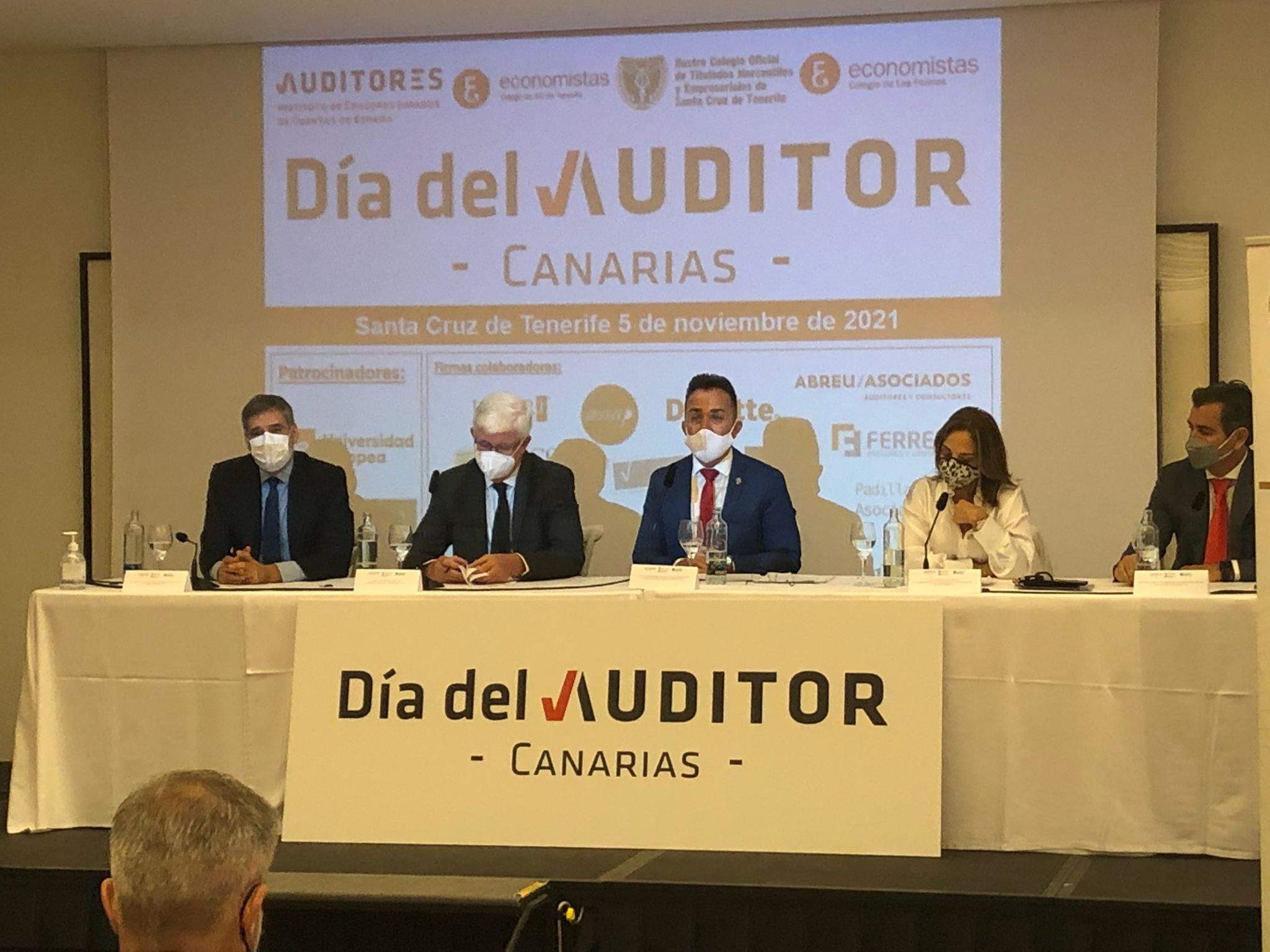 De izquierda a derecha: Javier Quintana, Pedro Pacheco, José Manuel Rodríguez, Berta Pérez y Javier Álvarez en la presentación del Día del Auditor./ AH  