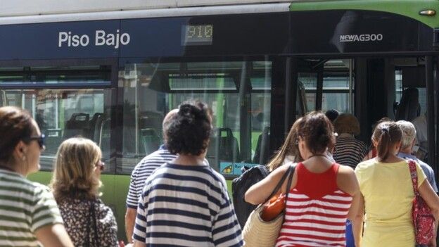 Un grupo de personas a punto de subir a una guagua en el área metropolitana. / Europa Press 