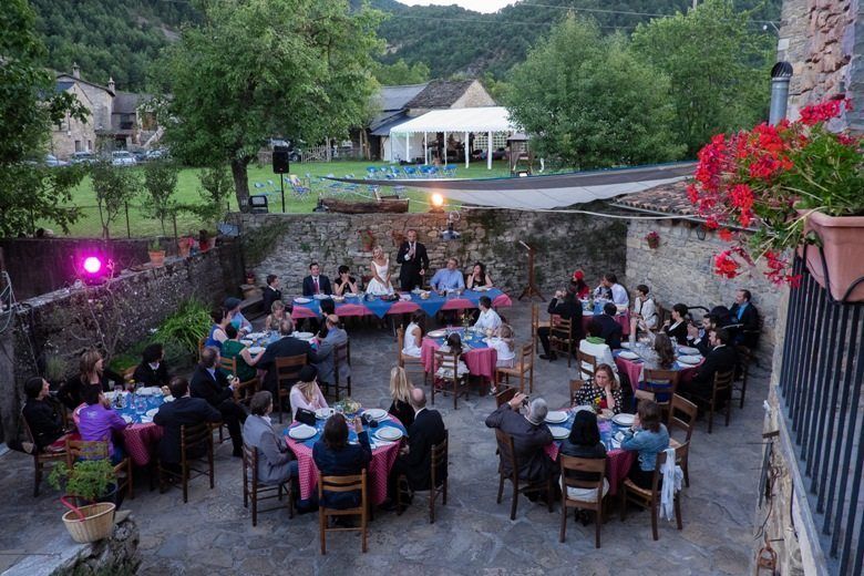 Un grupo de personas celebrando un evento en una casa rural. / EFE 