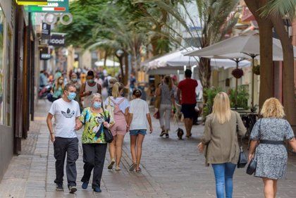 Gente con mascarilla paseando por la calle Teobaldo Power, en Santa Cruz de Tenerife. /  Atlántico Hoy