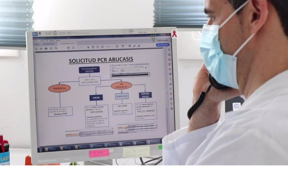 Un médico cogiendo citas previas. / Europa Press 